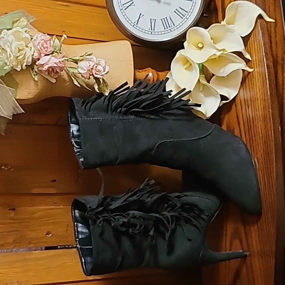 Posey bootie black w/fringe size 7.5